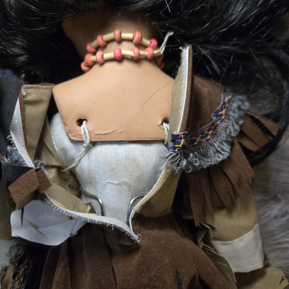Native American-Inspired Doll with Black Hair‎ - Picture 10 of 16